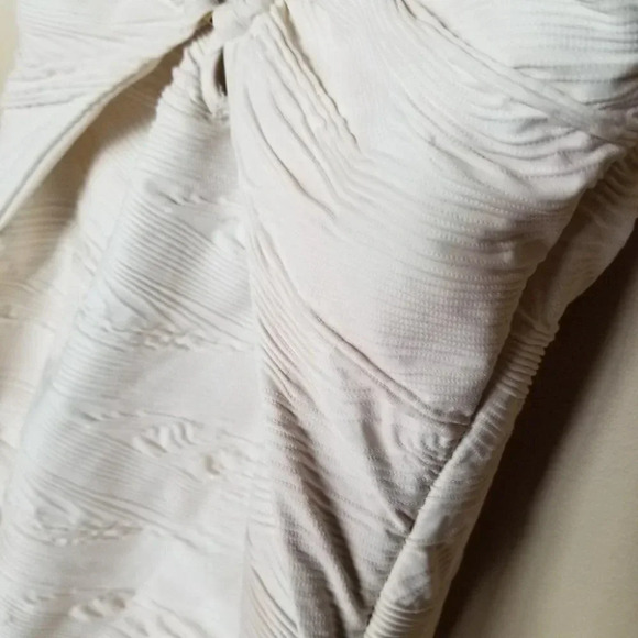 VINCE Camuto Pacific Wave Plunging  Texture One Piece Swimsuit Sand - Picture 15 of 15